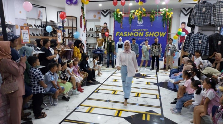 Mau Fashionable Tak Perlu Mahal, Contek Gaya Flanel dan Air Flow yang Kembali Ngetren