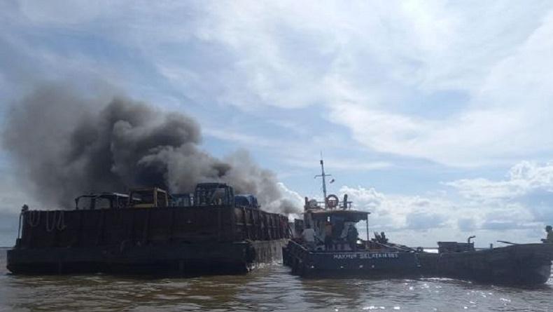 Gara-Gara ABK Buang Puntung Rokok, Kapal Tongkang Terbakar di Perairan Jambi