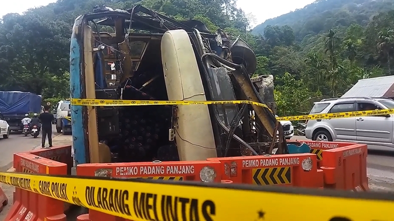 Bus Mahasiswa Unri Kecelakaan Karambol di Padang Panjang, 33 Orang Terluka