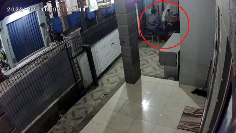 Viral Aksi 4 Pencuri Gasak Motor senilai Rp34 Juta di Dukupuntang Cirebon