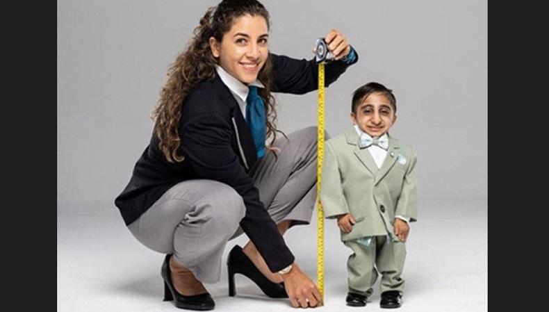 Kenalan dengan Afshin Esmaeil Ghaderzadeh, Pria Terpendek di Dunia yang Susah Pegang Ponsel 