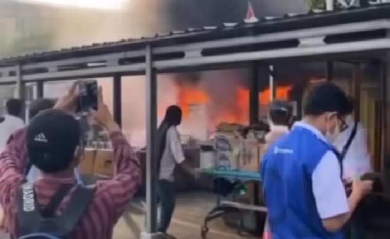Kebakaran Hanguskan Kios di Terminal Pasar Senen, Warga Berlarian Evakuasi Barang-Barang