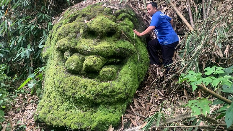 Patung Kepala Raksasa Ditemukan di Hutan Maribaya Lembang KBB