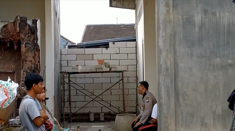 Kesal Dituduh Serobot Lahan, Warga Tulungagung Tutup Akses Jalan Tetangga Pakai Tembok