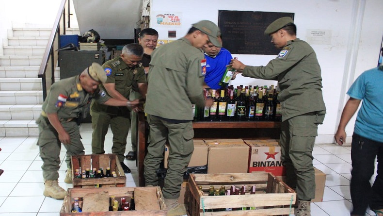 Jelang Nataru, Satpol PP Kota Bandung Amankan Ratusan Miras dan Obat Ilegal