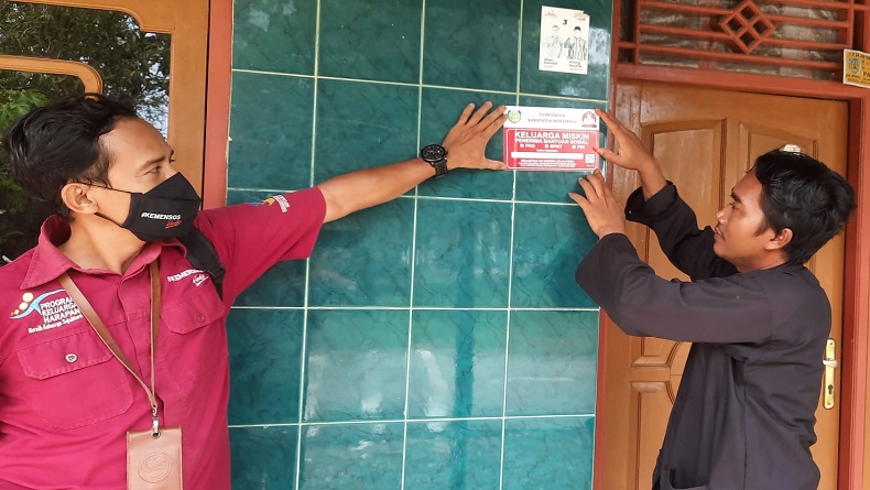 Rumah Keluarga Penerima Bansos di Indramayu Diberi Label Miskin