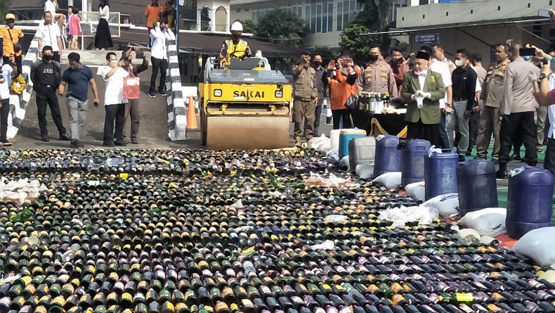 Jelang Nataru, 7.321 Botol Miras Digilas Stoom Walls di Mapolres Cimahi