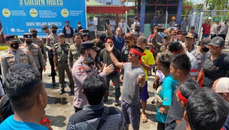 Akibat Kelangkaan BBM, Aliansi Sopir Geruduk Depo Pertamina Sintang Gelar Unjuk Rasa