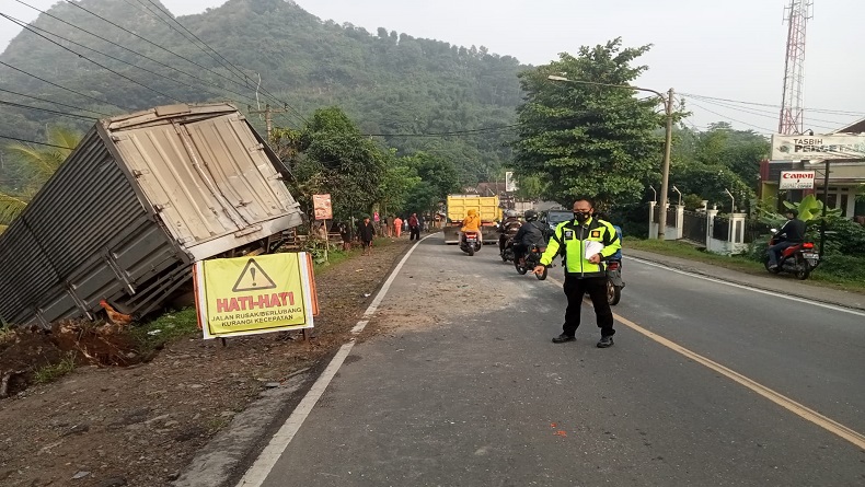 Tronton Pengangkut Kain Tabrak Boks di Purwakarta, Evakuasi Sopir Terjepit Dramatis