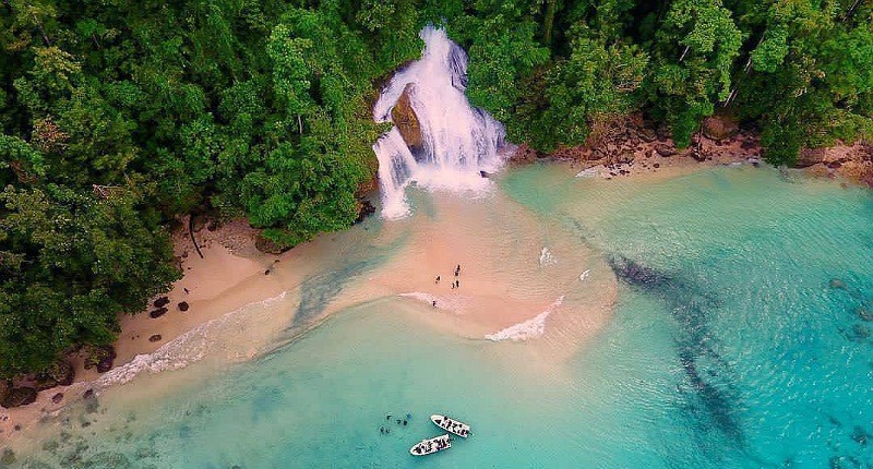 Mengintip Air Terjun Kiti-Kiti di Papua Barat, Menyatu dengan Laut Terlihat Eksotis 