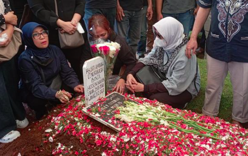 Berlangsung Haru, Begini Suasana Pemakaman Artis Lawas Aminah Cendrakasih 