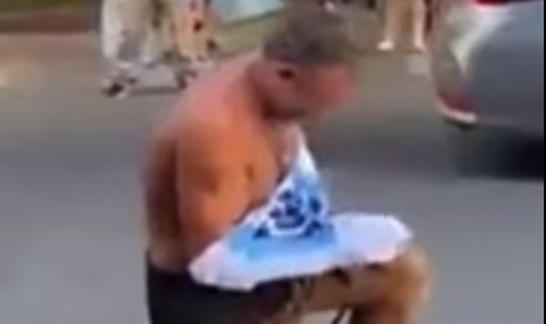 Viral, Gelandangan Ini Dapat Jersey Argentina Nangis Bahagia di Tengah Jalan