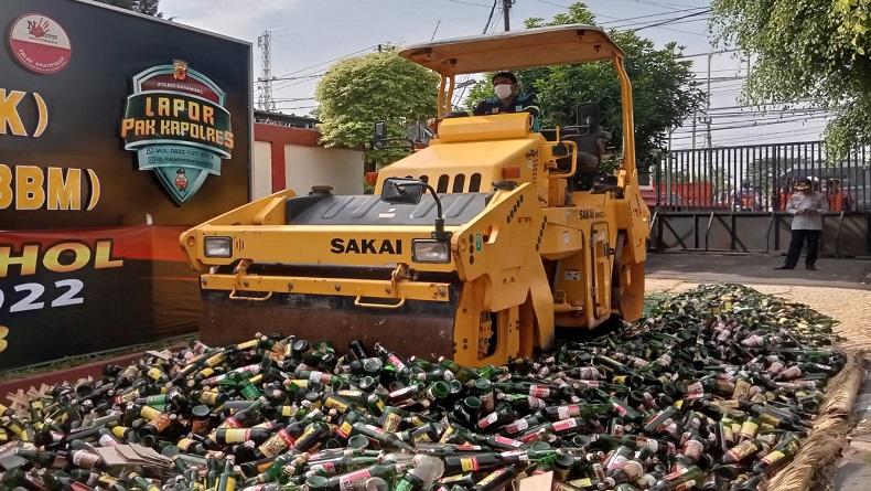 20 Kg Ganja dan Ribuan Botol Miras di Karawang Digilas dan Dibakar