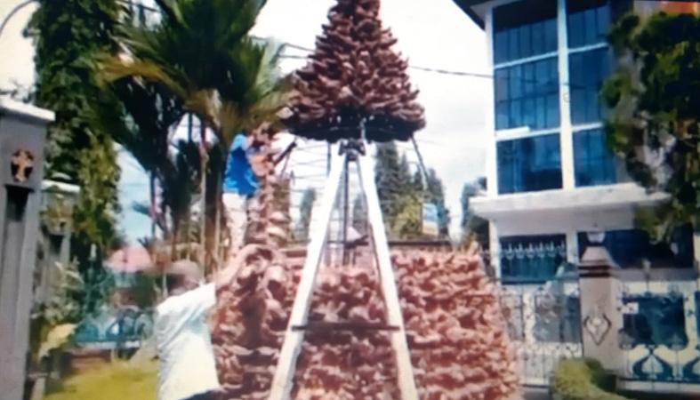 Unik, Pohon Natal di Gereja Katedral Purwokerto Ini Terbuat dari Serabut Kelapa Bekas