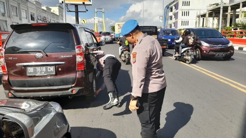 Tegas, Propam Polresta Manado Tertibkan Parkir Liar di Jalan Pierre Tendean
