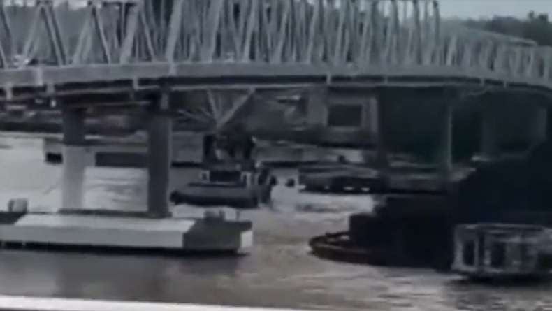 Detik-Detik Kapal Tongkang Tabrak Pilar Jembatan Mahakam Samarinda, Warga Histeris