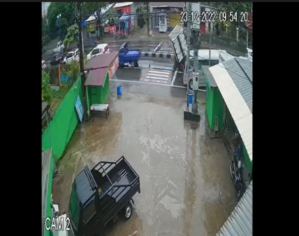 Mobil Boks Terbalik usai Tabrak Pembatas Jalan, Terekam CCTV