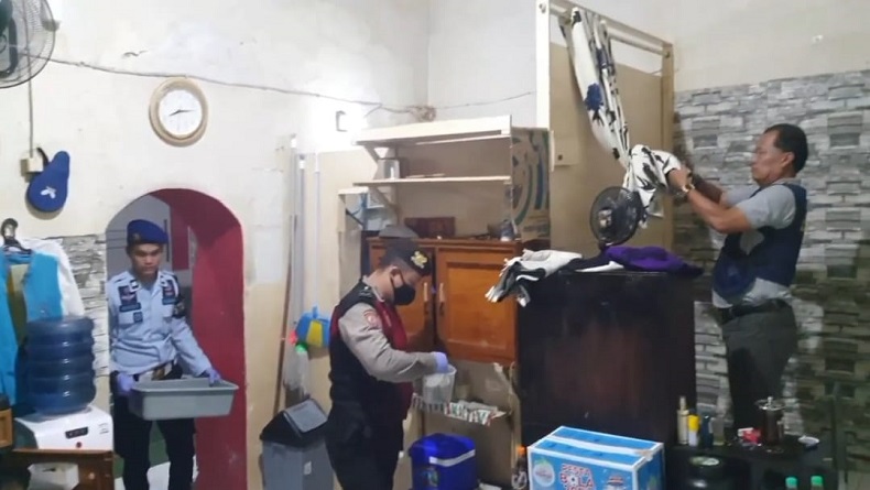 Geledah Kamar Napi Jelang Nataru, Petugas Lapas Purwakarta Temukan Senjata Tajam