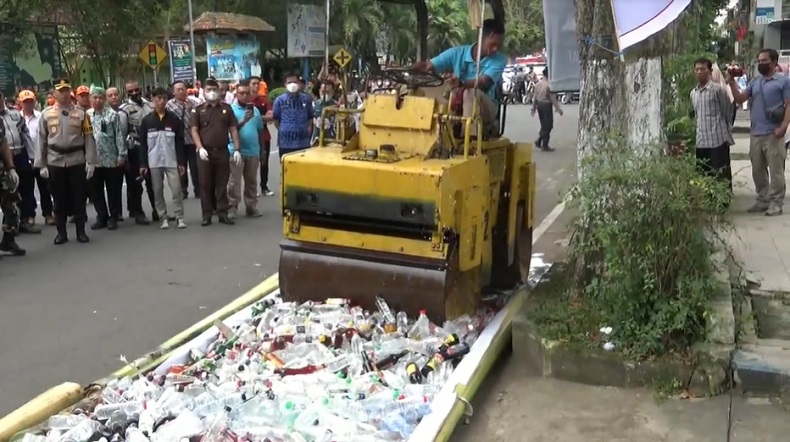 Ratusan Botol Miras dan Knalpot Brong Hasil Razia Akhir Tahun di Bondowoso Dimusnahkan