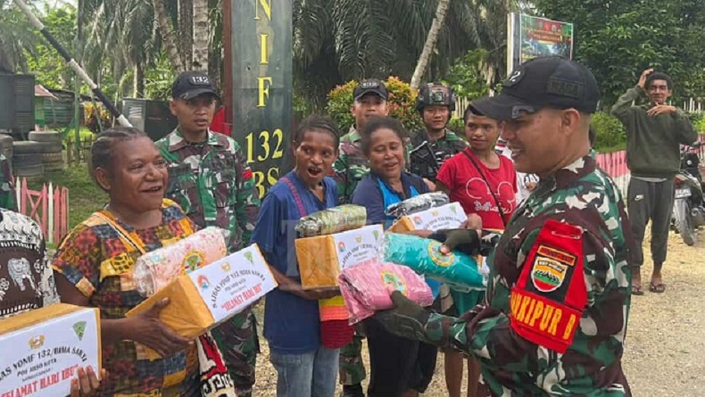 Hari Ibu, Mama-Mama Papua Dapat Kejutan dari Prajurit TNI AD