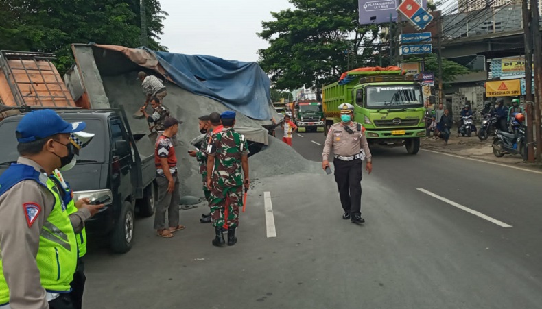 Truk Muatan Pasir Terguling Timpa Mobil Dinas TNI di Jalan Transyogi Depok