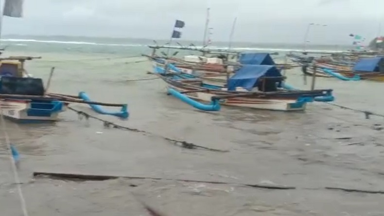 40 Perahu Rusak Diterjang Gelombang Tinggi di Pantai Ujunggenteng Sukabumi
