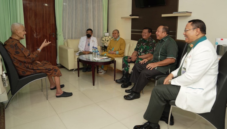 Momen Panglima TNI Laksamana Yudo Margono Jenguk Try Sutrisno di RSPAD Gatot Subroto