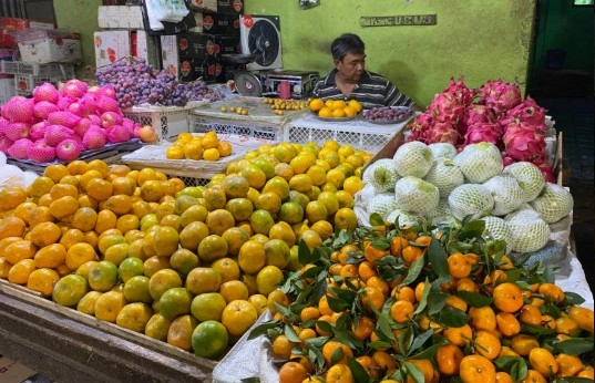 Harga Buah Impor Naik Jelang Natal, Pendapatan Pedagang Turun
