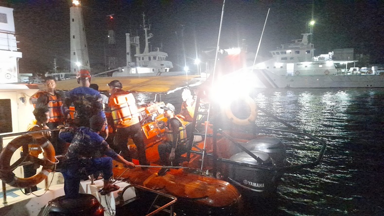 Kapal Terhempas Ombak di Perairan Semarang, Tim SAR Evakuasi Belasan ABK