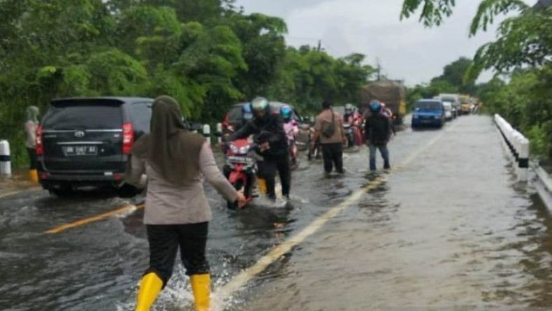 Turab Kali di Kampung Bendungan Depok Jebol hingga Banjiri Permukiman