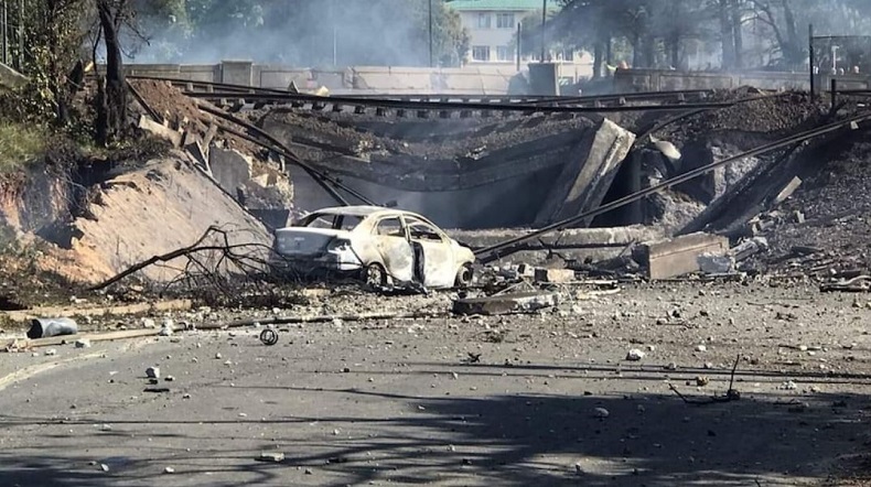 Kapal Tanker Gas Terjebak di Bawah Jembatan dan Meledak, 8 Orang Tewas
