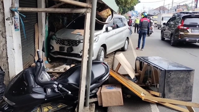 Kaki Sopir Kram, Mobil Suzuki di Bogor Tabrak Warung