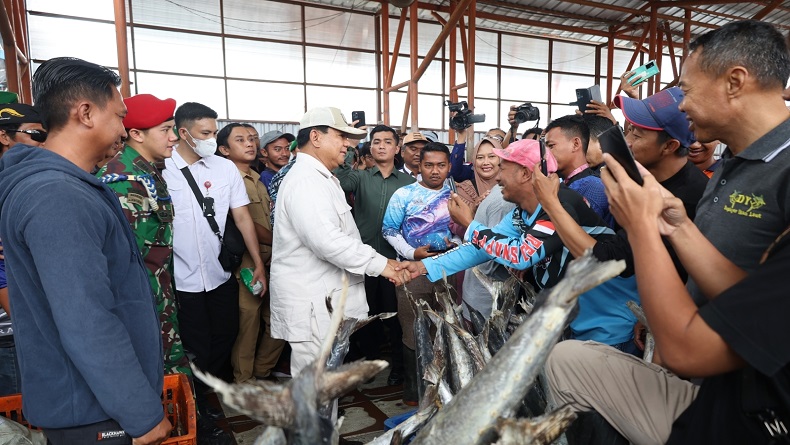 Prabowo Subianto Disambut Suka Cita Ribuan Warga Karangsong Indramayu