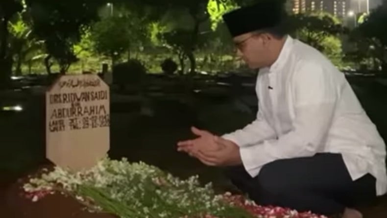 Anies Ziarah ke Makam Ridwan Saidi di TPU Karet Bivak