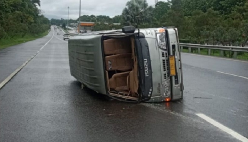 Elf Terguling di Tol Jagorawi Bogor, Diduga Sopir Hilang Kendali