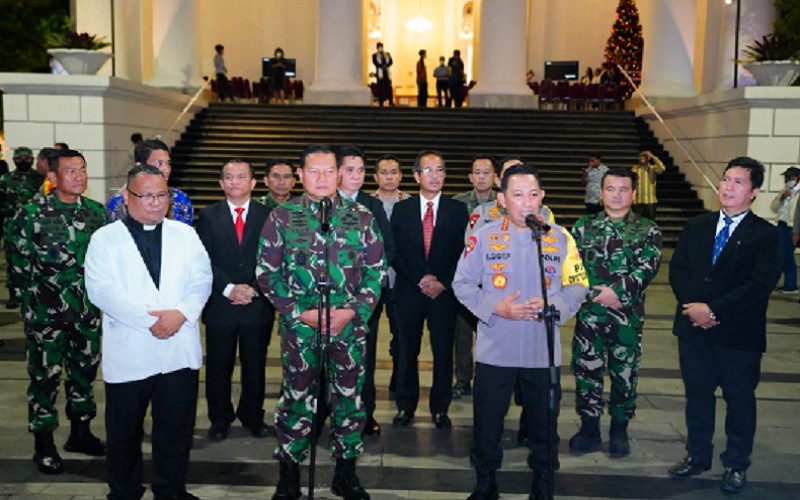 Kunjungi Gereja di Malam Natal, Kapolri: Sesuai Arahan Presiden Nataru Harus Berjalan Aman dan Lancar