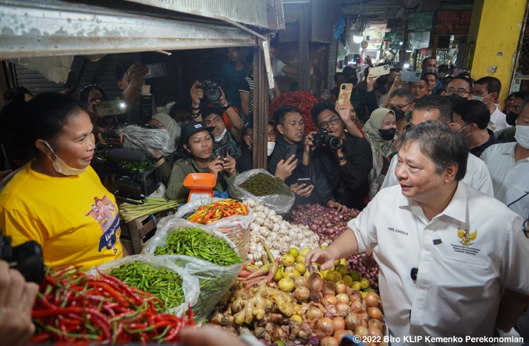 Momen Nataru, Menko Airlangga Pantau Stok hingga Harga Bahan Pokok di Pasar Medan