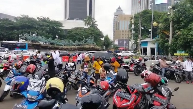 Pengunjung Monas Keluhkan Parkir Liar Rp10.000 untuk Motor: Kaget Dong