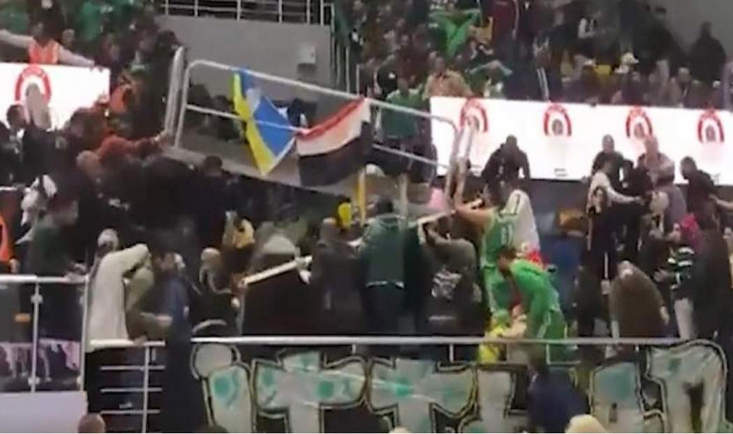Tribune di GOR Ambruk saat Pertandingan Basket di Mesir, 27 Orang Luka-Luka dan Patah Tulang