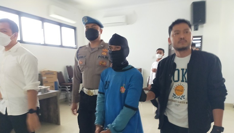 Perempuan Muda Tewas Terbungkus Kain Putih di Jalan Raya Bogor, Sopir Angkot Ditangkap