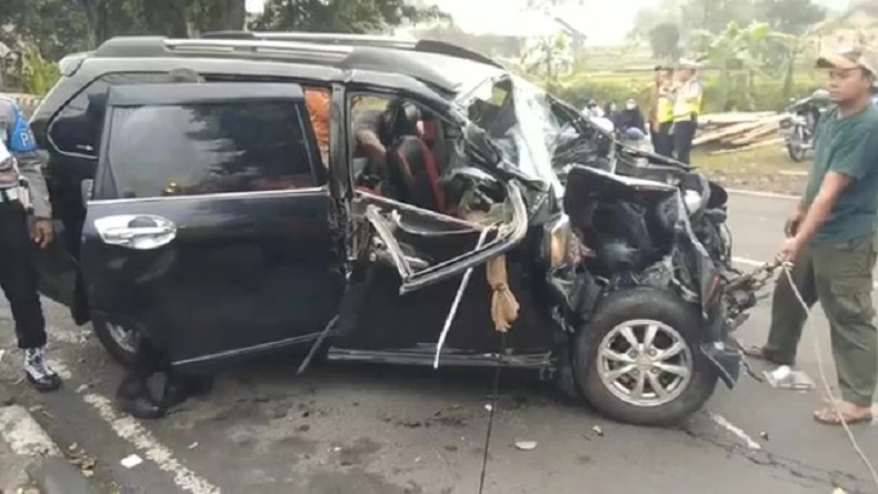 Brak, Avanza dan Bus Pariwisata Tabrakan di Kuningan, Bapak dan Anak Tewas