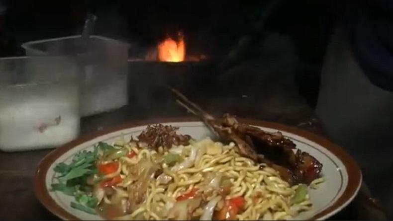 Nikmatnya Mi Tek-Tek di Grobogan, Kuliner Dipadu Sate Ayam yang Bikin Ketagihan