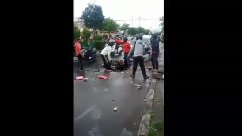 Minibus Tabrak 5 Sepeda Motor di Mataram, 1 Tewas 2 Orang Kritis
