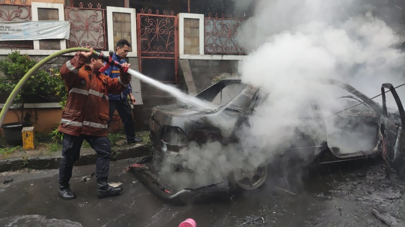 Mobil Sedan di Bogor Terbakar saat Keluar Tol, Diduga karena Korsleting