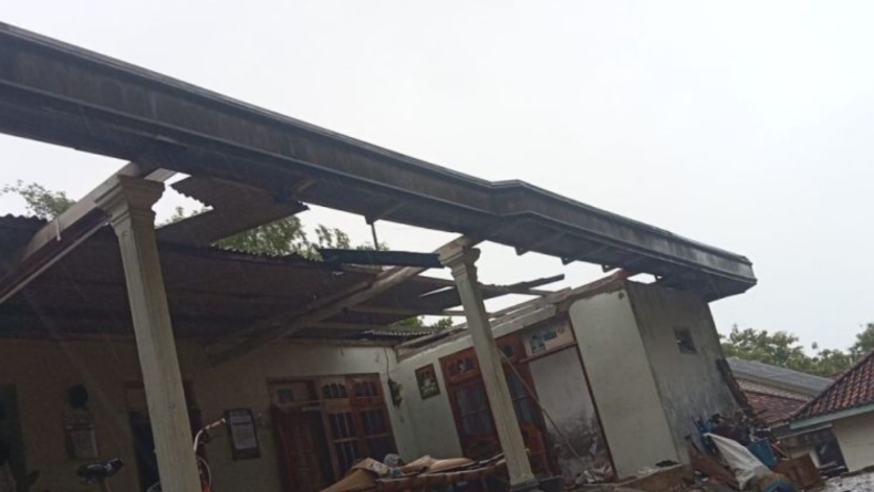 Diterjang Angin Kencang, Puluhan Rumah di Pamekasan Porak-poranda