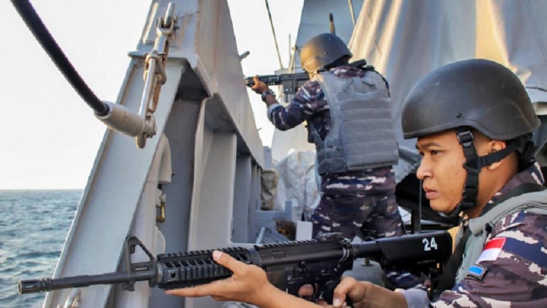 Dilengkapi Senjata dan Rompi Antipeluru, Prajurit TNI Waspada saat Melintasi Perairan Somalia