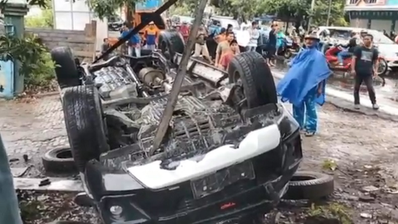 Toyota Fortuner Seruduk Pikap lalu Terguling, Mobil Ringsek Parah