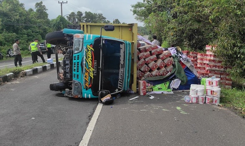 Truk Angkut Ratusan Dus Bir Terguling di Muntok, Diduga Tak Kuat Nanjak