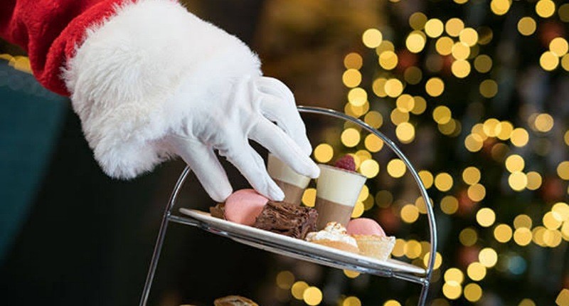 Intip Momen Seru Perayaan Natal di Hotel, Beribadah hingga Menikmati Makan Malam