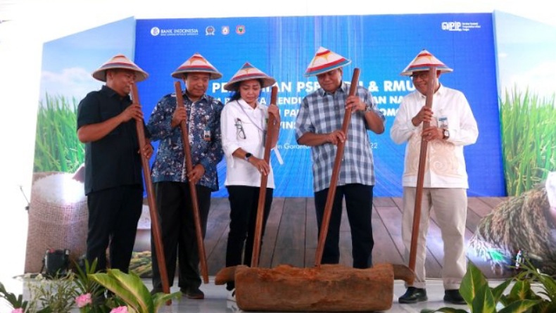 Dukung Kebijakan Pengendalian Inflasi, BI Gorontalo Serahkan Bantuan ke Petani